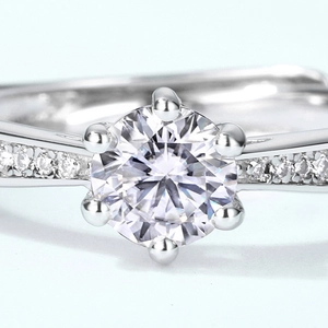 S925 sterling silver moissanite engagement ring featuring a six-prong round cut center stone