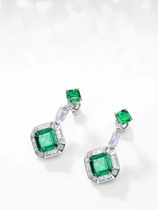 Dettaglio di orecchini pendenti in argento con smeraldo rettangolare e zirconi