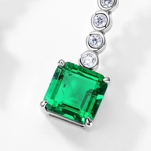 Orecchino in argento S925 con smeraldo verde e quattro pietre d'accento rotonde