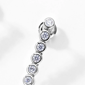Orecchini pendenti in argento S925 con cristalli color smeraldo in castone a lunetta chic