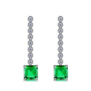 Orecchini in argento S925 con pietra verde smeraldo e design a catena scintillante