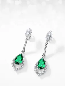 Détail de boucles d'oreilles en argent S925 avec émeraude de culture et pavé de zircon