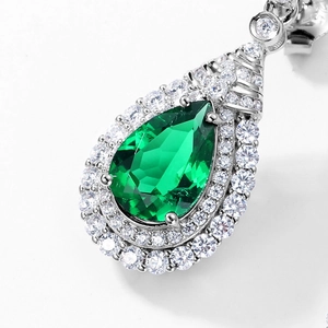Boucles d'oreilles poire en émeraude avec double entourage de diamants en argent S925