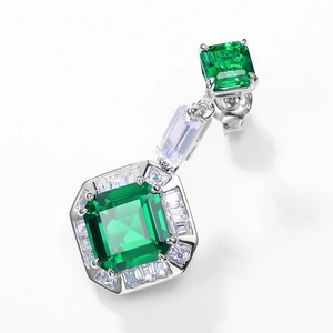 Orecchini in argento S925 con smeraldi quadrati e accenti di pavé su sfondo bianco pulito