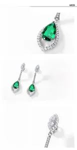 Détail macro de pierres précieuses poires vert émeraude en argent S925 avec halo
