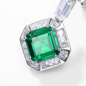 Elegante orecchino in argento S925 con smeraldo a taglio smeraldo e halo di zirconi