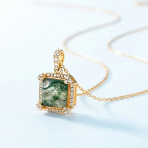 Luxe S925 zilveren ketting met vierkante mosagaat hanger, gouden montuur en diamantaccenten