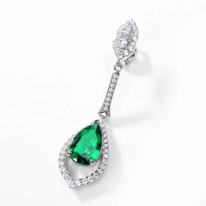 Élégantes boucles d'oreilles en argent S925 avec émeraude poire et pavé de pierres
