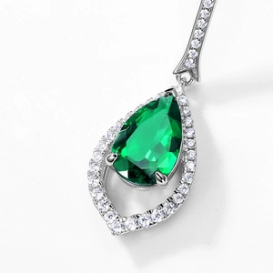 Boucle d'oreille en argent S925 avec émeraude poire et cristaux pavés étincelants