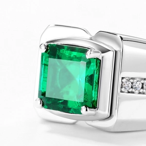 Anello da uomo in argento S925 con smeraldo quadrato e accenti di diamanti luccicanti