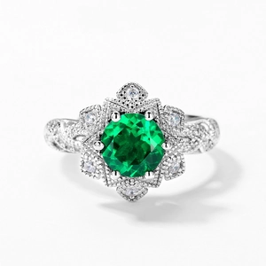 Elegant S925 silver ring featuring a round green emerald with snowflake diamond accents