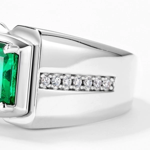 Anello da uomo in argento S925 con pietra verde taglio smeraldo e zirconi laterali