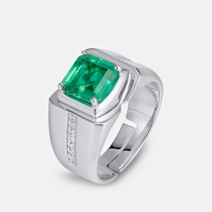 Anello regolabile in argento S925 da uomo con un grande smeraldo dal taglio squadrato