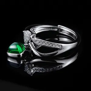Bague en argent S925 avec pierre verte taille émeraude et détails en pavé de diamants
