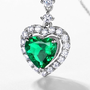 S925 sterling silver heart-shaped emerald necklace with brilliant white zircon halo