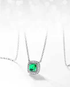 Détail du collier émeraude avec halo de zircons blancs et chaîne en argent fin