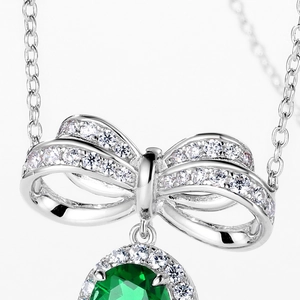 Collier élégant en argent S925 avec nœud papillon, pendentif émeraude et zircons cubiques