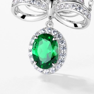 Élégant collier en argent S925 avec une pierre ovale vert émeraude et un nœud décoratif