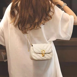 Petit sac à bandoulière blanc matelassé avec chaîne dorée et fermoir en fer à cheval