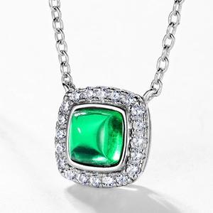 Élégant collier en argent S925 avec émeraude carrée entourée d'un halo de diamants