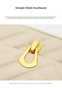 Détail du fermoir doré en forme de coquillage sur un sac en cuir matelassé crème