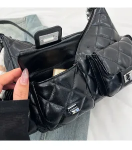 Détail du sac à bandoulière matelassé noir avec plusieurs poches et des fermoirs rotatifs argentés