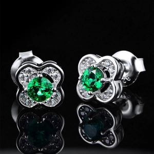 Elegant S925 sterling silver four-leaf clover stud earrings with green emerald gemstones