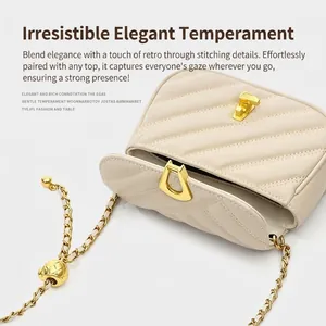 Sac à bandoulière en cuir matelassé beige avec chaîne dorée et motif en V