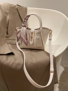 Détail du sac cabas blanc cassé avec foulard en soie pied-de-poule et fermoir doré chic