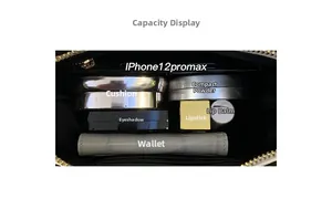 Vue macro de l'intérieur du sac montrant l'espace pour téléphone, portefeuille et maquillage