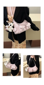 Détail du sac à main matelassé rose avec multi-poches, chaîne et charm ours en peluche