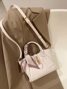 Détail du sac cabas en cuir litchi blanc avec foulard en soie et fermoir doré