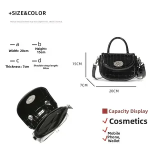 Vue détaillée du sac à main noir motif crocodile avec dimensions 20cm par 15cm