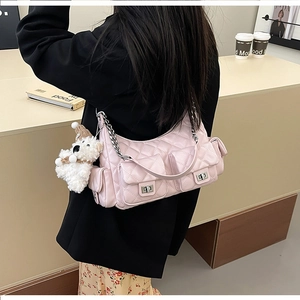 Sac à bandoulière rose matelassé avec chaînes argentées et pendentif en peluche