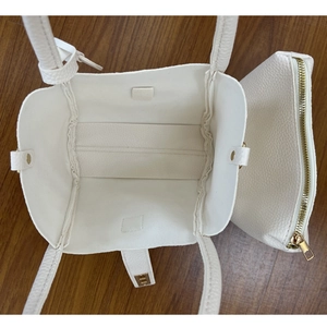 Vue de dessus d'un sac cabas blanc texturé avec pochette intérieure et fermoir doré