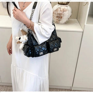 Sac à bandoulière en cuir matelassé noir avec chaîne argentée et breloque chien peluche