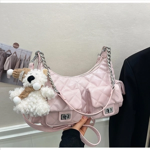 Sac hobo rose en cuir matelassé avec chaîne argentée et détail de charm ours