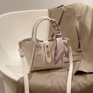 Sac Cabas Élégant en Cuir PU Motif Litchi Avec Foulard en Soie Serrure Dorée Sac à Épaule Bandoulière Seau pour Femme