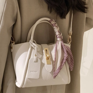 Sac fourre-tout beige chic en cuir avec fermoir doré et poignée en foulard de soie
