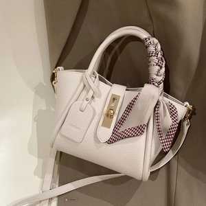 Sac fourre-tout blanc en cuir grainé avec fermoir doré et foulard pied-de-poule chic