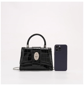 Mini borsa a tracolla in vernice nera lucida con catena argento e smartphone per dimensioni