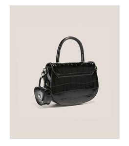 Détail du sac selle en cuir verni croco noir avec mini porte-monnaie en forme de cœur