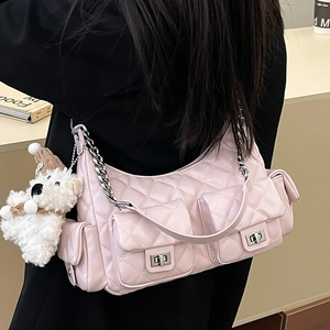 Sac bandoulière rose matelassé avec poches multiples et chaîne argentée sur modèle
