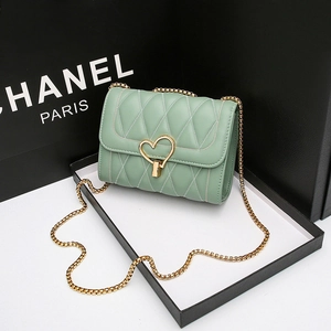 Sac bandoulière vert menthe matelassé avec fermoir coeur doré et bandoulière chaîne