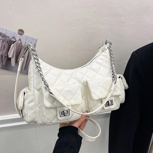 Sac bandoulière en cuir blanc matelassé avec chaîne argentée et design multi-poches