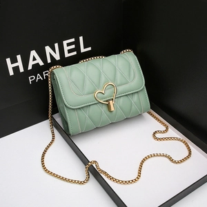Sac bandoulière matelassé vert menthe avec fermoir coeur doré et bandoulière chaîne