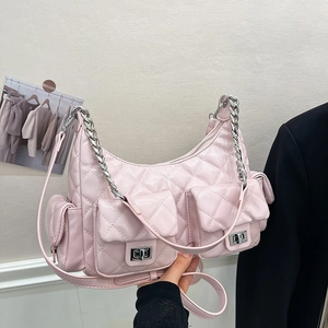 Sac bandoulière matelassé rose avec poches multiples et chaîne argentée