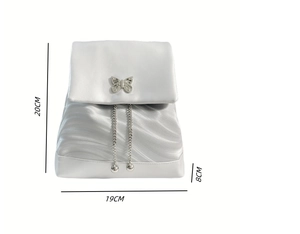 Sac à dos argenté style Y2K avec dimensions de 20 cm et détail du fermoir papillon