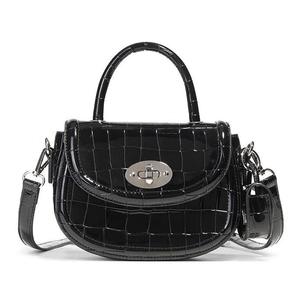 Sac à main selle noir brillant effet crocodile avec fermoir rotatif argenté et bandoulière