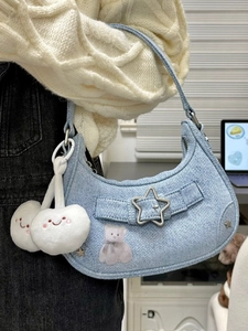 Détail du sac à bandoulière en denim avec imprimé ours et breloque peluche